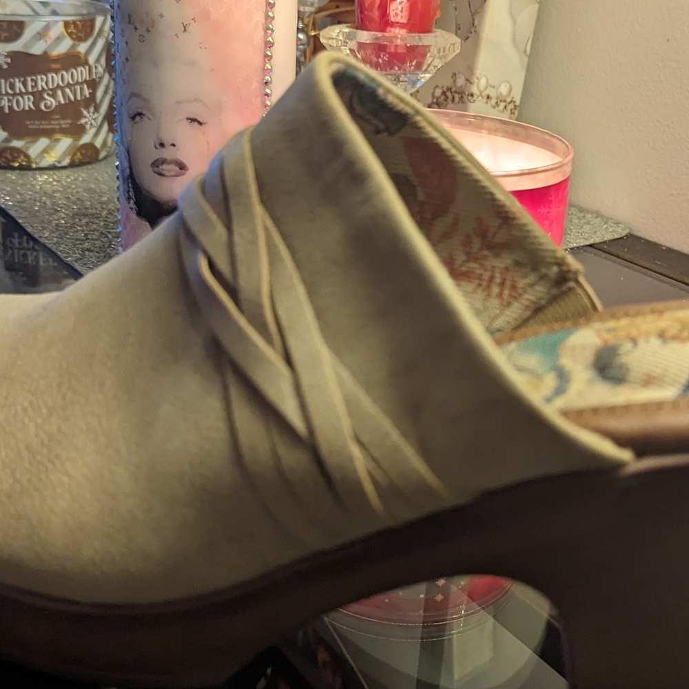 New Boc Clogs - image 3